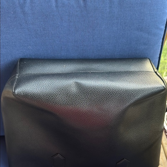 Sleek Black Leather Tote with Structured Design - Picture 6 of 8